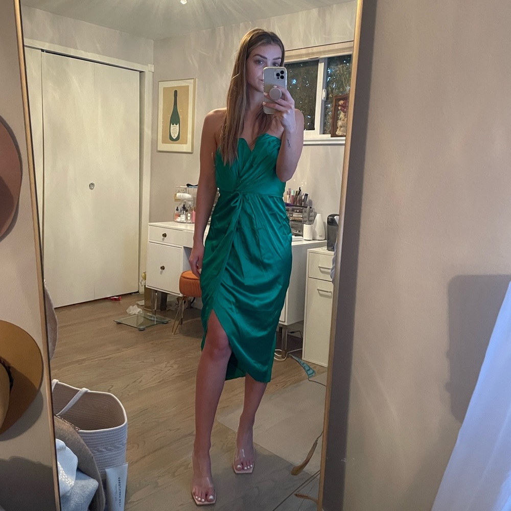 NWT VICI CLASSY AND FABULOUS STRAPLESS SATIN MIDI DRESS - HUNTER GREEN